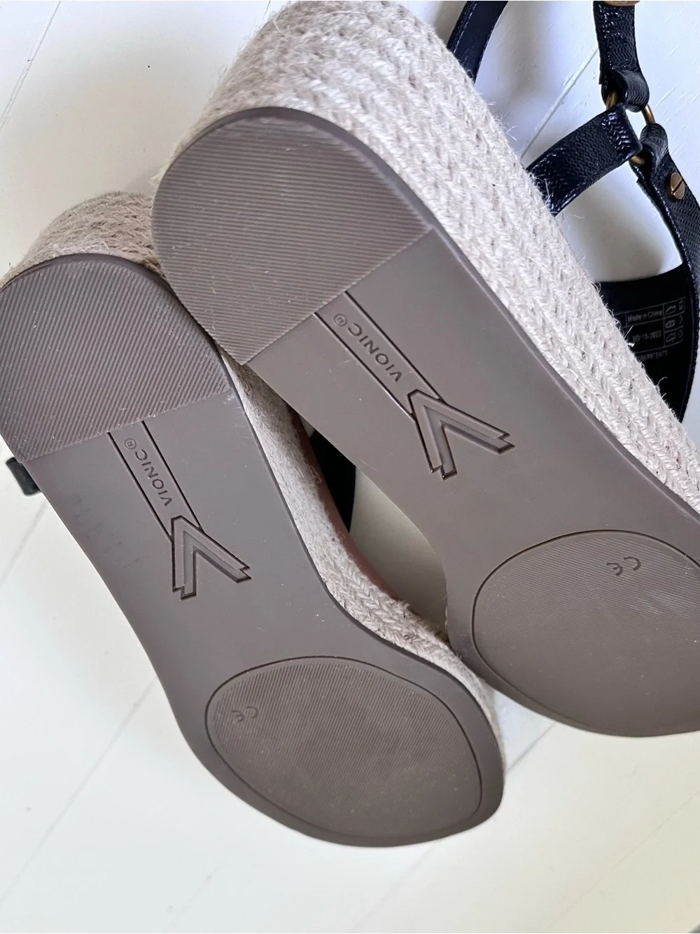Vionic Solano Kirra Wedge Thong Sandals Sz 8.5 NWOT